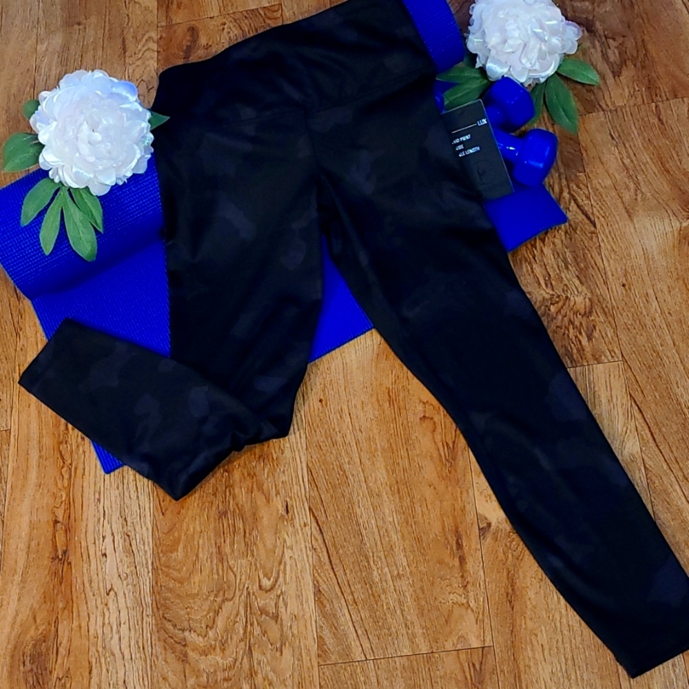 90 Degree by Reflex Camo black leggings in size S